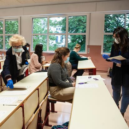 Prueba de acceso a la universidad para mayores de 25 años en la Facultad de Farmacia de Vitoria, donde imparte clase el profesor, el pasado junio.