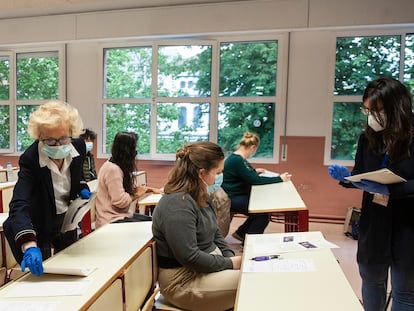 Prueba de acceso a la universidad para mayores de 25 años en la Facultad de Farmacia de Vitoria, donde imparte clase el profesor, el pasado junio.