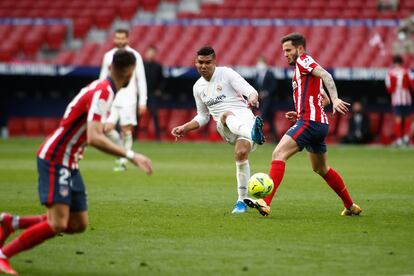 Casemiro supera con un pase a Saúl en el derbi del Metropolitano.