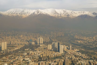 La capital de Irán vista desde la torre Milad. Teherán es una inmensa urbe de más de 13 millones de habitantes y, según la web oficial de la ciudad (www.tehran.ir), su nombre significa, literalmente, "final de la ladera de la montaña". Al fondo, los venados montes Elburz.