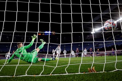 Weston McKennie de La Juventus F.C. anota el segundo gol de su equipo ante Ter Stegen portero del Barcelona.