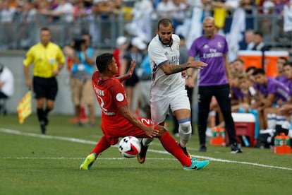 Jesé Rodriquez del Real Madrid intenta pasar de Thiago Silva del París Saint-Germain.