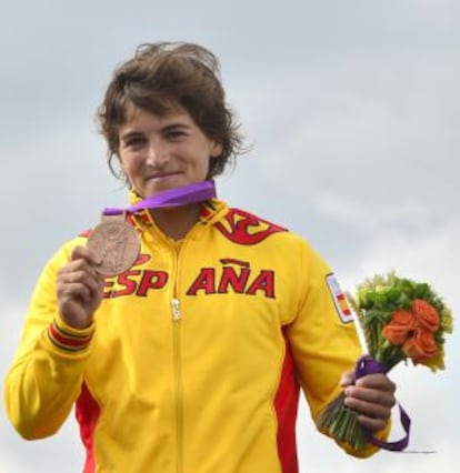 Maialen Chourraut muestra la medalla de bronce.