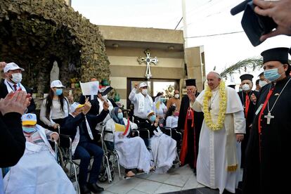 El Pontífice saluda a un grupo de personas discapacitadas que le esperan frente a la catedral siria cristiana Nuestra Señora de la Liberación donde oficiará la primera misa. Francisco condenó nada más llegar la violencia y “la plaga de la corrupción, los abusos de poder y la ilegalidad en la que se ha sumido el país en los últimos tiempos”.