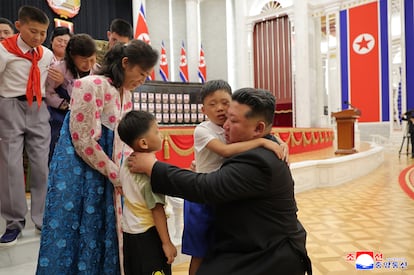 Kim abrazaba en una ceremonia en Pyongyang a dos niños de la familia de un soldado norcoreano muerto en combate en el extranjero, en una foto difundida este viernes por la agencia estatal.