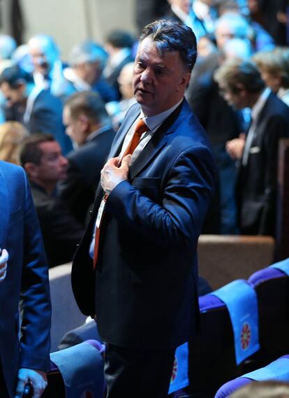 Louis van Gaal, seleccionador de Holanda, se agarra la corbata antes del sorteo.