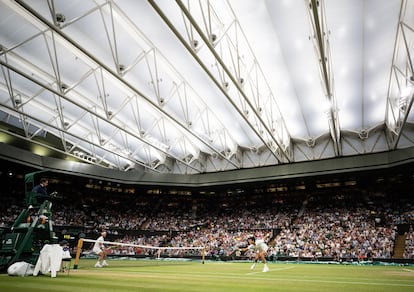 Novak Djokovic y Rafael Nadal, en acción durante la semifinal de Wimbledon, el 13 de julio de 2018.