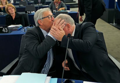 El presidente de la Comisión Europea, Jean-Claude Juncker (izqda.), besa al vicepresidente primero de la Comisión, Frans Timmermans, durante el pleno sobre la situación humanitaria de los refugiados en la UE y los países vecinos, en el Parlamento Europeo de Estrasburgo (Francia).