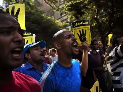 Miembros de los Hermanos Musulmanes protestan a favor de Morsi el viernes.