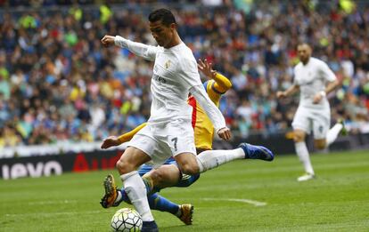 Ronaldo dispara a puerta para marcar su segundo gol.