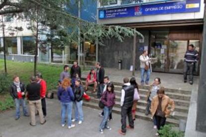 Un grupo de parados delante de una oficina de empleo en Vigo.