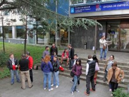 Un grupo de parados delante de una oficina de empleo en Vigo.