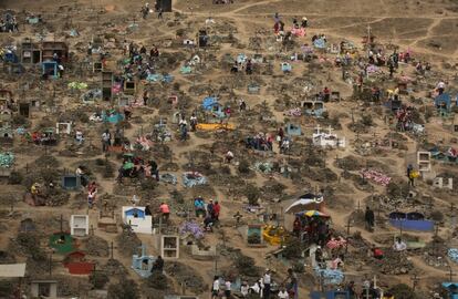 Cemitério Nova Esperança em Vila Maria do Triunfo, na periferia de Lima (Peru), em 1 de novembro de 2016.