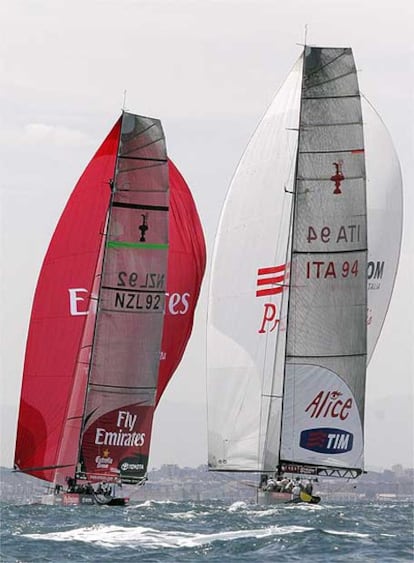 El Team Emirates inaugura la final con victoria sobre el Luna Rossa