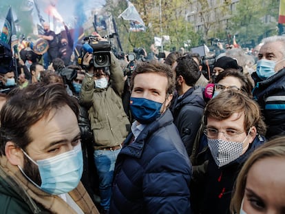 Desde la izquierda, el presidente del PP en Castilla-La Mancha, Paco Núñez; el presidente del PP, Pablo Casado; y el alcalde de Madrid, José Luis Martínez Almeida, en la manifestación contra la reforma de la Ley de Seguridad Ciudadana, este sábado.