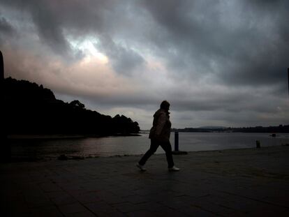 Una mujer camina por el paseo marítimo de Cabanas (A Coruña), el 15 de octubre.