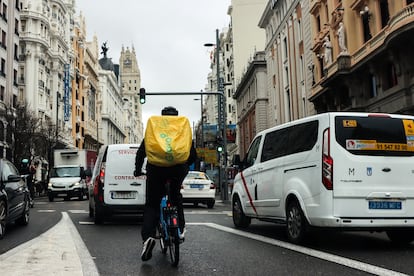 Rowerzysta utknął wśród ruchu na Gran Vía w Madrycie. 