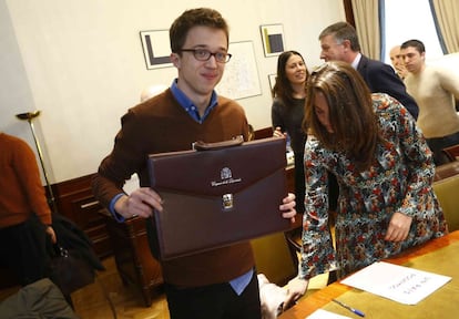 El secretario político de Podemos, Íñigo Errejón, muestra la cartera tras formalizar en el Congreso su acta como diputado.