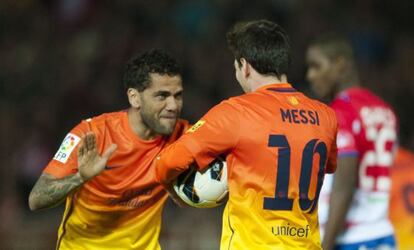 Alves felicita a Messi tras un gol.