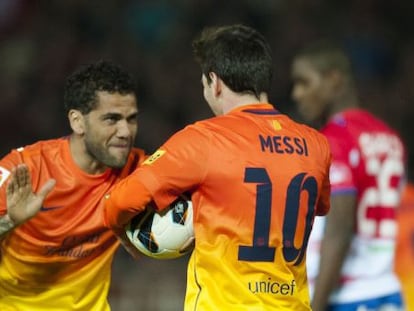 Alves felicita a Messi tras un gol.