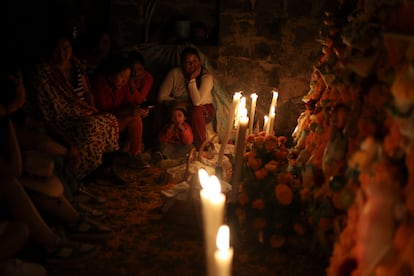 Pobladores de la Isla de Janitzio, decoran las tumbas con ofrendas, flores, pan, frutas durante la celebración del Día de los Muertos.