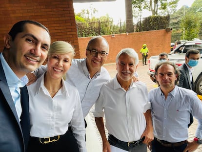 Los aspirantes presidenciales de la coalición Equipo por Colombia, David Barguil, Dilian Francisco Toro, Juan Carlos Echeverry, Enrique Peñalosa y Federico Gutiérrez.