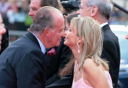 El rey Juan Carlos saluda a Corinna Larsen en mayo de 2006 en la entrega de los Premios Laureus en Barcelona.
