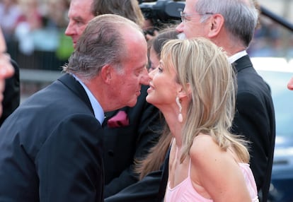 Juan Carlos I saluda a Corinna Larsen, en un acto en Barcelona en 2006. 