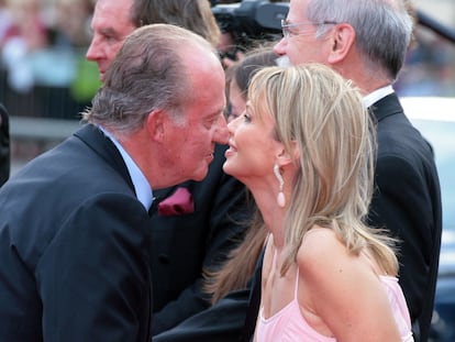 Spanish King Juan Carlos meets Corinna Larsen during the Laureus Award in Barcelona on 22 May 2006.