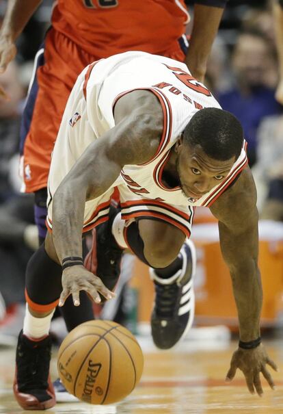 Nate Robinson, de los Bulls, trata de controlar el balón.