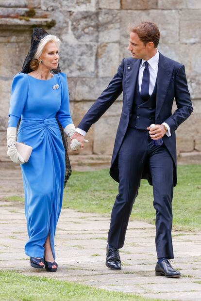 El novio, Marcos Juncadella, junto a su madre, Cristina Hohenlohe, a su llegada a la iglesia.