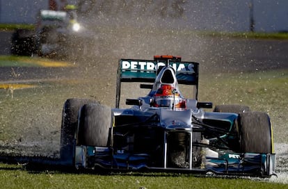 Schumacher sale de la pista durante el Gran Premio de Australia
