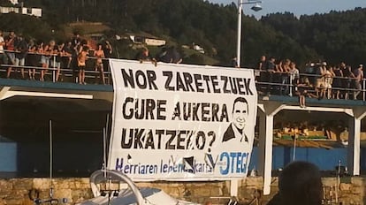 "¿Quiénes sois vosotros para acabar con nuestra elección?", pregunta la pancarta con la imagen de Otegi.