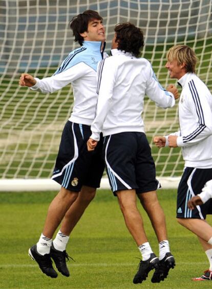 Kaká salta con Raúl delante de Guti.