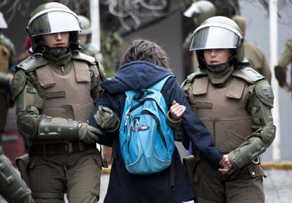La policía desaloja a un estudiante de un liceo ocupado en Santiago, el 17 de agosto.