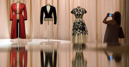 Tres de los vestidos de alta costura de Gala, en la exposición del MNAC.