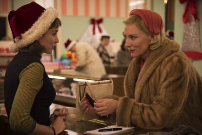Rooney Mara y Cate Blanchett, en un fotograma de &#039;Carol&#039;. 