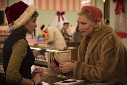 Rooney Mara y Cate Blanchett, en un fotograma de 'Carol'.