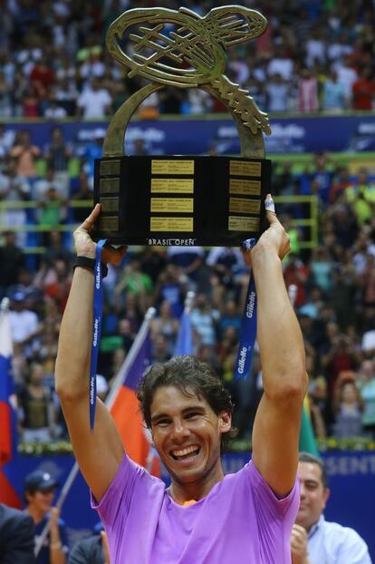 El tenista balear sonríe mientras alza el trofeo de campeón en Sao Paulo, el 17 de febrero. Fue el primer torneo que ganó tras su lesión y lo logró frente a David Nalbandian.