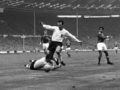 Jimmy Greaves bate al portero yugoslavo Milutin Soskic en un partido con Inglaterra disputado en Wembley