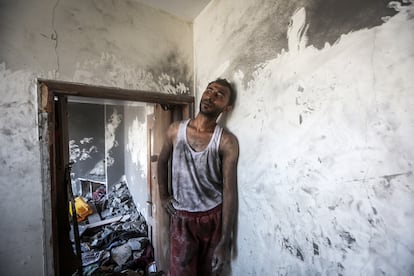 Un hombre palestino, en el interior de una vivienda afectada por un ataque aéreo en Jan Yunis, en el sur de la Franja, el viernes.