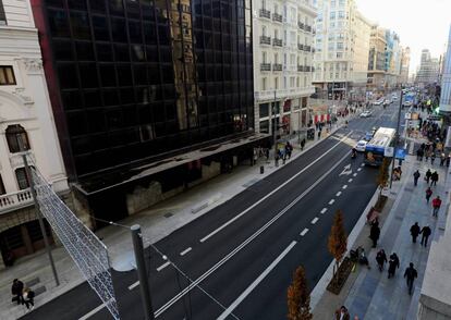 Un tramo de la Gran Vía de Madrid, vacío de coches, la mañana de este viernes.