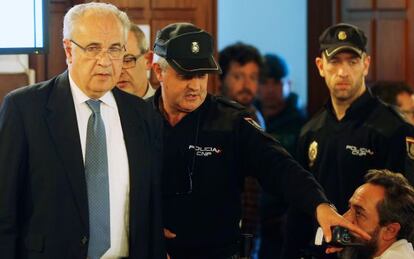 Blasco llega a declarar en el juicio a Gürtel. Sentado, El Bigotes.