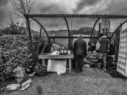 Migrantes se protegen de la lluvia en Zeebrugge (Bélgica).