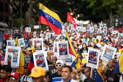 Manifestantes celebraron el retorno de sus compatriotas y exigieron la devolución de niños que permanecen retenidos aún en Estados Unidos. 