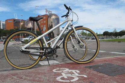 Una bicicleta delante de la sede de Liberty en Madrid.