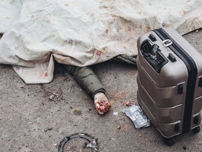 Una persona que intentaba huir junto a su familia yace en el suelo junto a su maleta tras un bombardeo ruso en el punto de evacuación de la localidad ucrania de Irpin, el pasado 6 de marzo.