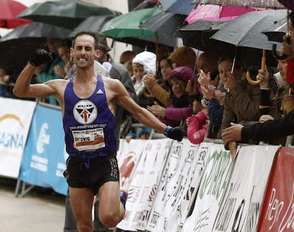 El atleta navarro Antonio Echeverr&iacute;a gana la media marat&oacute;n Roncesvalles-Zubiri