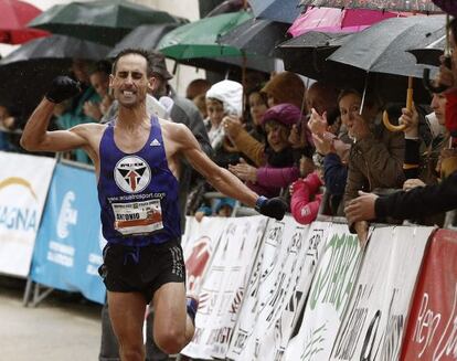 El atleta navarro Antonio Echeverría gana la media maratón Roncesvalles-Zubiri