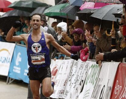 El atleta navarro Antonio Echeverr&iacute;a gana la media marat&oacute;n Roncesvalles-Zubiri